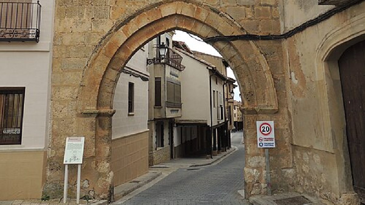 A Puerta de Aguilera aparece entre os pontos de interesse da rota e marca uma das entradas históricas do núcleo urbano de Berlanga de Duero (Foto: Borjaanimal / Wikimedia Commons)
