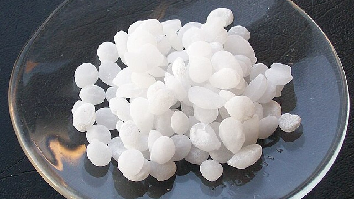 Compostos como a soda caústica (hidróxido de sódio), principio ativo do Diabo Verde, atua como um agente potente e perigoso na remoção de resíduos pesados, crostas e entupimentos de ralos (Foto: Walkerma / Wikimedia Commons)