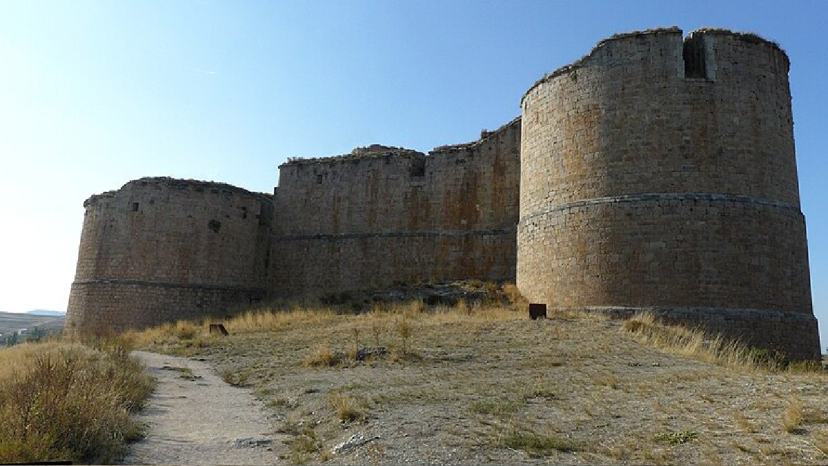 O castelo de Berlanga de Duero integra a rota oficial de Tierras de Berlanga e domina a paisagem da vila a partir da fortaleza do século 16 (Foto: Rowanwindwhistler / Wikimedia Commons)