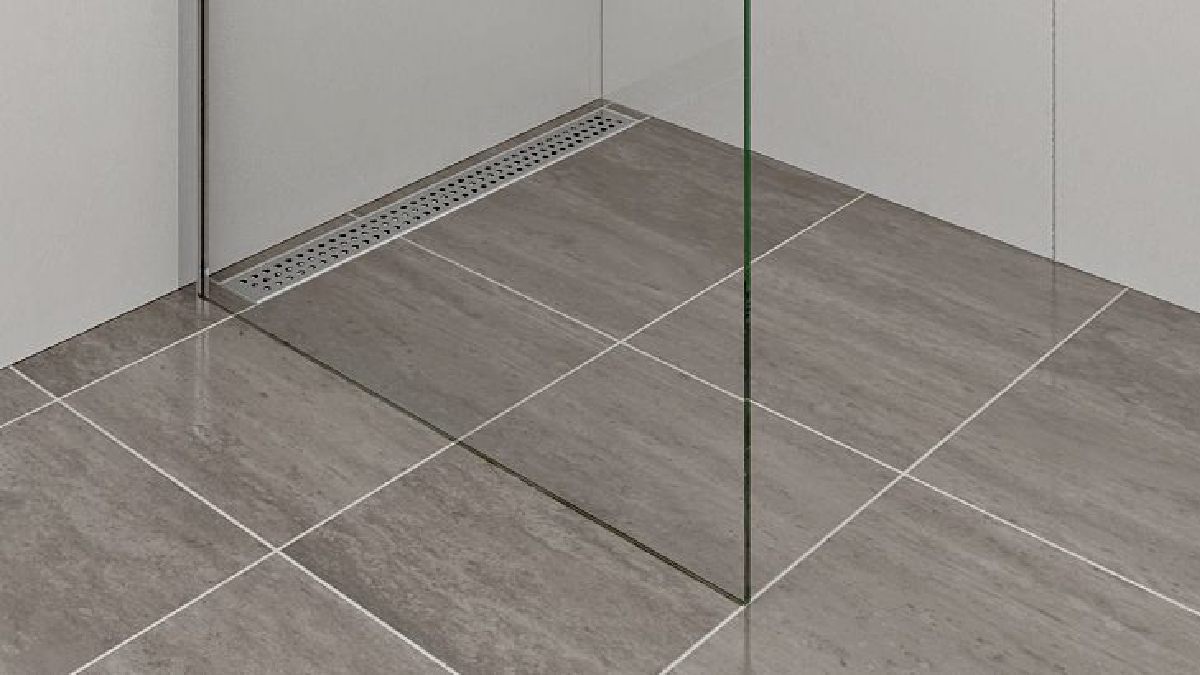 O ralo linear é uma peça central no wet room, porque permite escoamento da água em áreas abertas sem a necessidade de base elevada (Foto: Aquadeko / Wikimedia Commons)