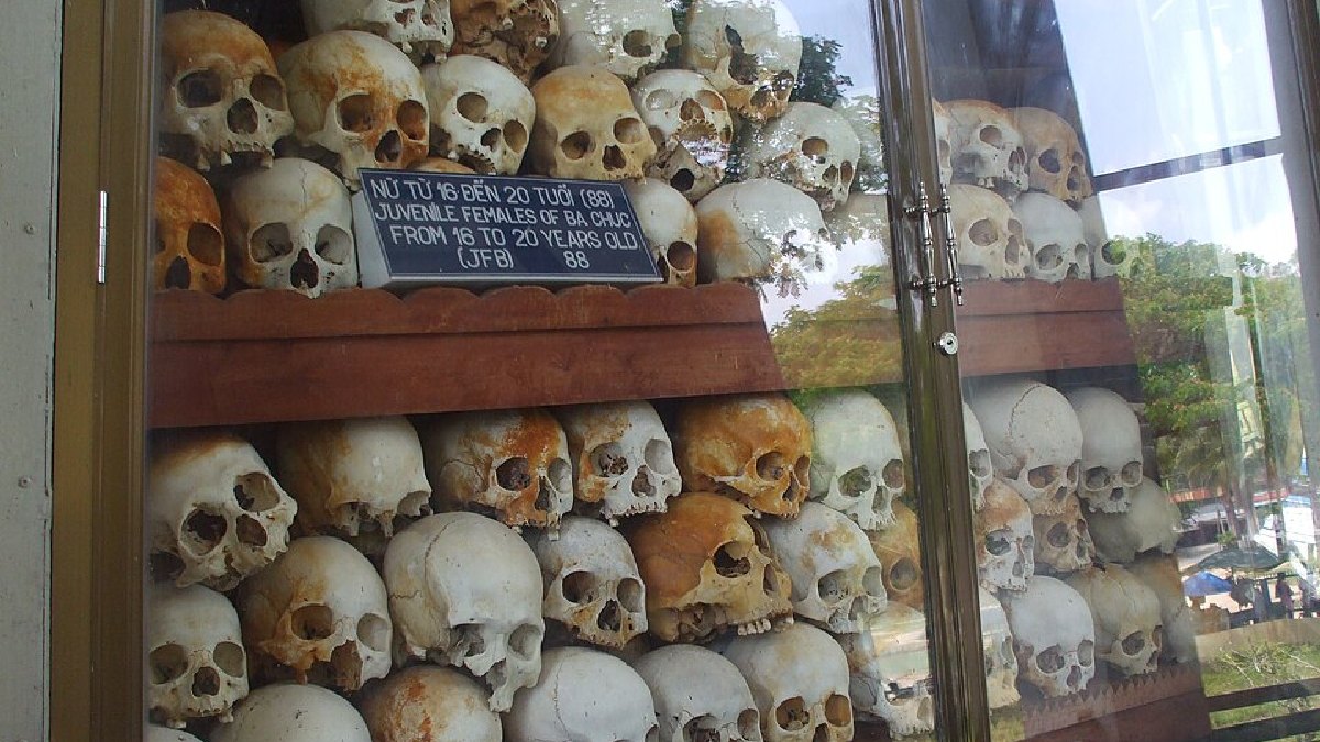 O Khmer Vermelho foi um movimento comunista radical liderado por Pol Pot, que governou o Camboja de 1975 a 1979. O regime tentou criar uma sociedade agrária à força e deixou quase 2 milhões de mortos por fome, trabalho forçado, perseguição e execuções (Fo