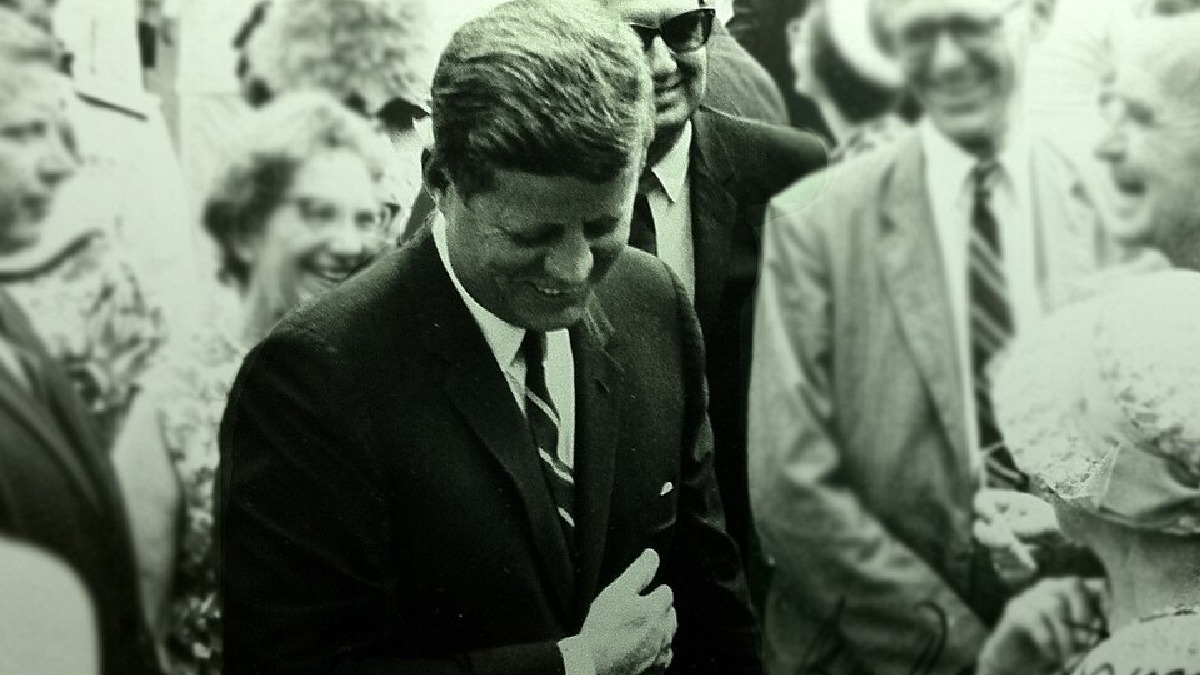 John F. Kennedy (JFK) venceu a acirrada eleição presidencial de 8 de novembro de 1960 contra o republicano Richard Nixon, tornando-se o 35º presidente dos EUA e o mais jovem eleito, aos 43 anos (Foto: DonDrapersCapers / Wikimedia Commons)