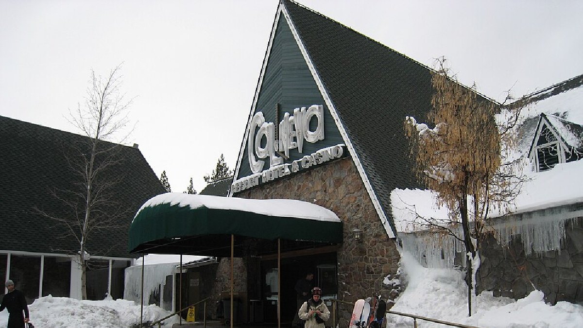 O Cal-Neva Lodge & Casino foi comprado por Frank Sinatra em 1960, juntamente com outros investidores, incluindo o cantor Dean Martin e o próprio Sam Giancana (Foto: Doug Letterman / Wikimedia Commons)