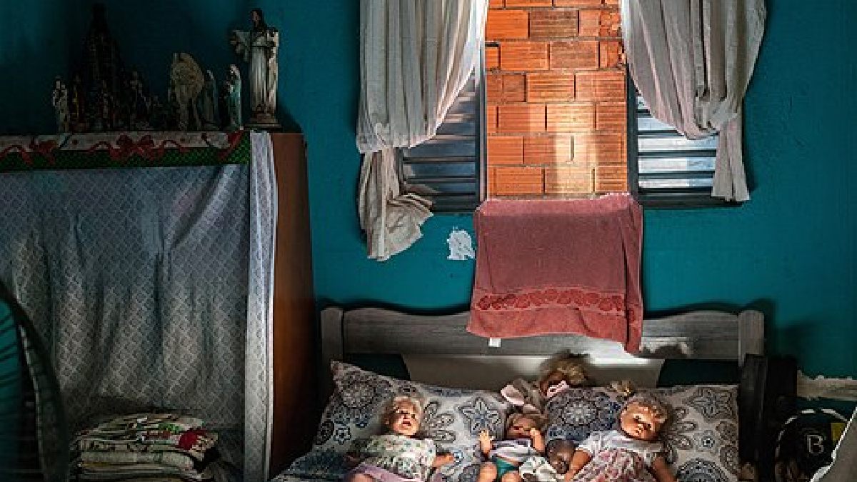 O descanso depende do ambiente doméstico, e casas pequenas podem reunir sono, trabalho, estudo e conflitos familiares no mesmo espaço (Foto: Wilfredor / Wikimedia Commons)
