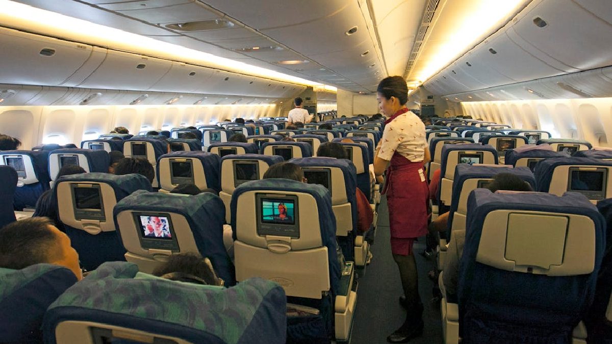 Códigos e gírias internas ajudam a tripulação a conversar sobre situações de cabine sem alarmar quem está a bordo (Foto: Jeffry Surianto / Pexels)
