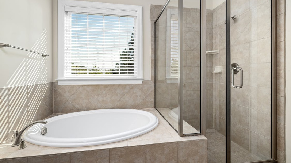 Banheiros com banheira e chuveiro no mesmo campo visual seguem a lógica de ambiente integrado, uma das marcas do estilo spa dentro de casa (Foto: Curtis Adams / Pexels)