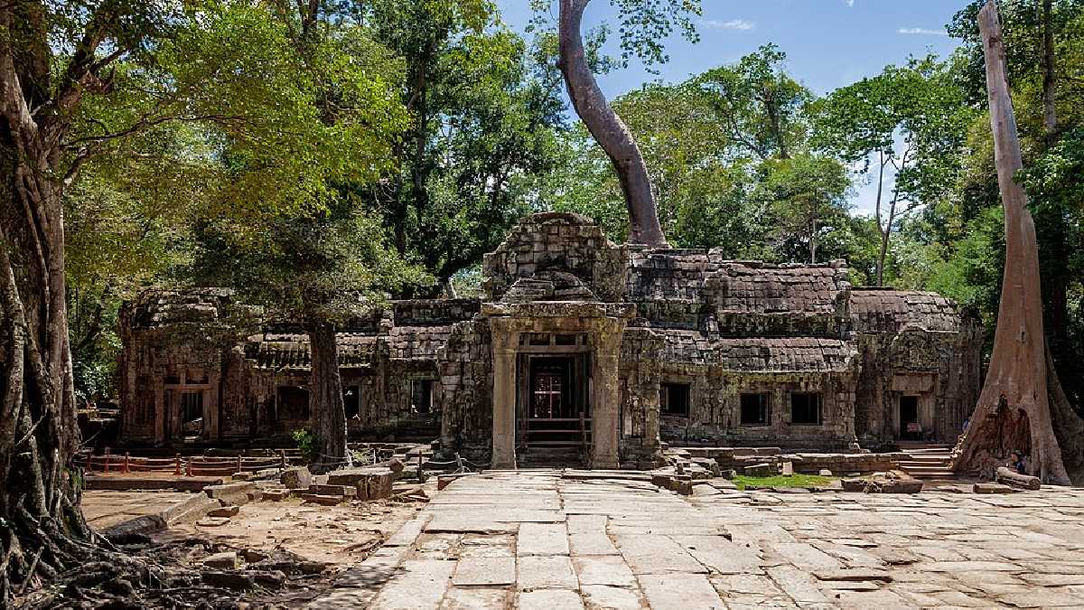 Ta Prohm, em Siem Reap, é um dos templos de Angkor associados ao cinema e à primeira ligação pública da atriz com o Camboja (Foto: Supanut Arunoprayote / Wikimedia Commons)