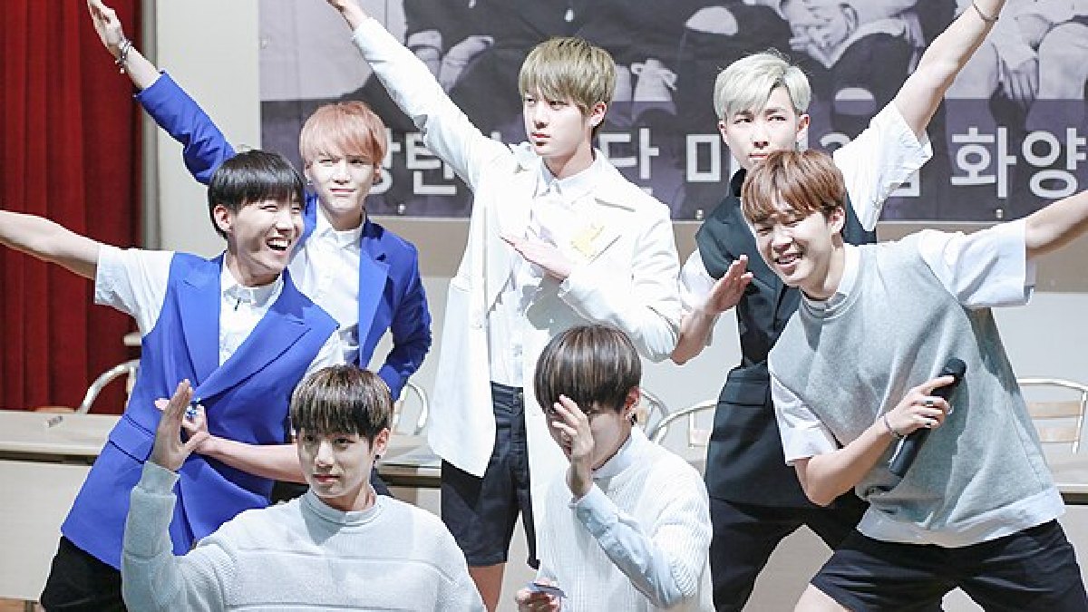 A banda começou a se popularizar em 2015, construindo uma fanbase que nutre carinho por eles a mais de uma década, marcando infâncias e adolescências (Foto: JinTime / Wikimedia Commons)