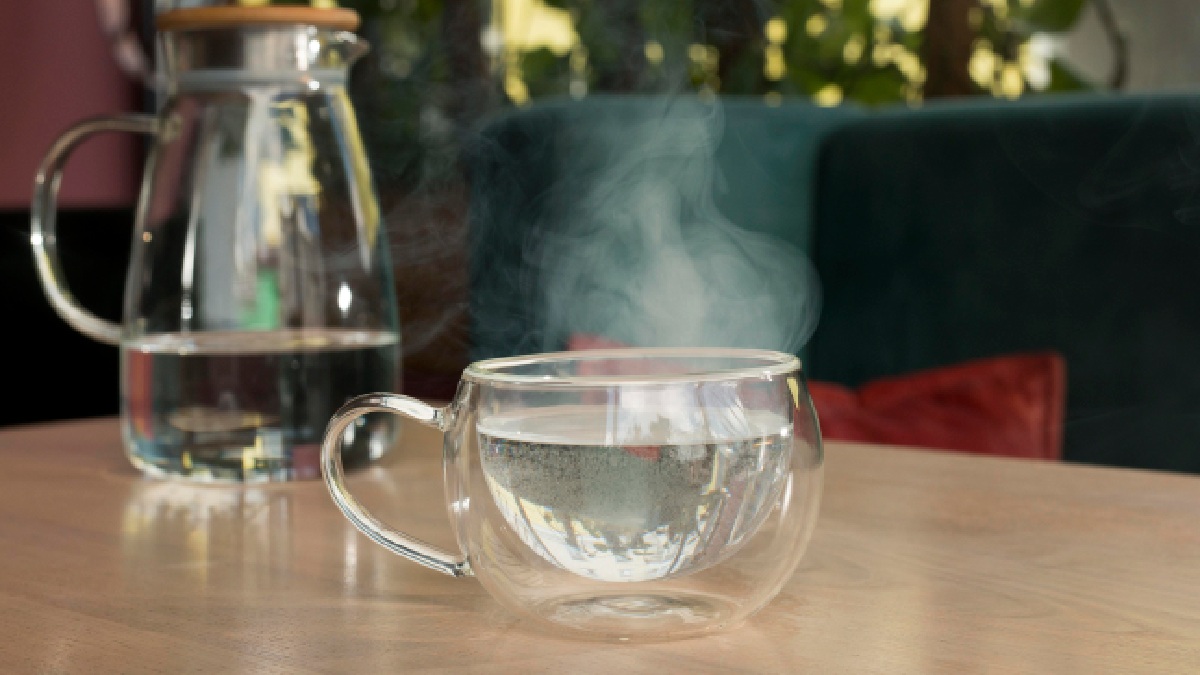 A água quente potencializa a reatividade do detergente, assim como a temperatura aumenta a quantidade de gordura solubilizada (oleatos de sódio) que a água é capaz de solubilizar antes de atingir a saturação (Foto: Freepik)