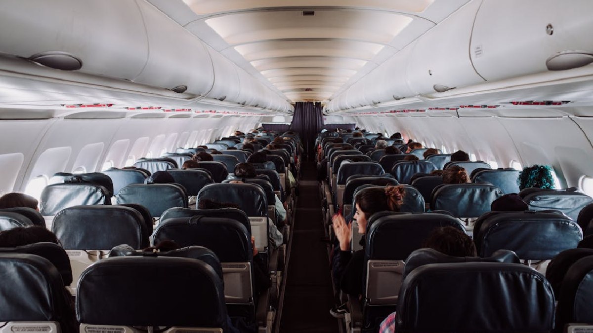 Quando a cabine está cheia, a invasão de espaço lateral fica mais perceptível e pode transformar um detalhe em incômodo constante (Foto: K / Pexels)