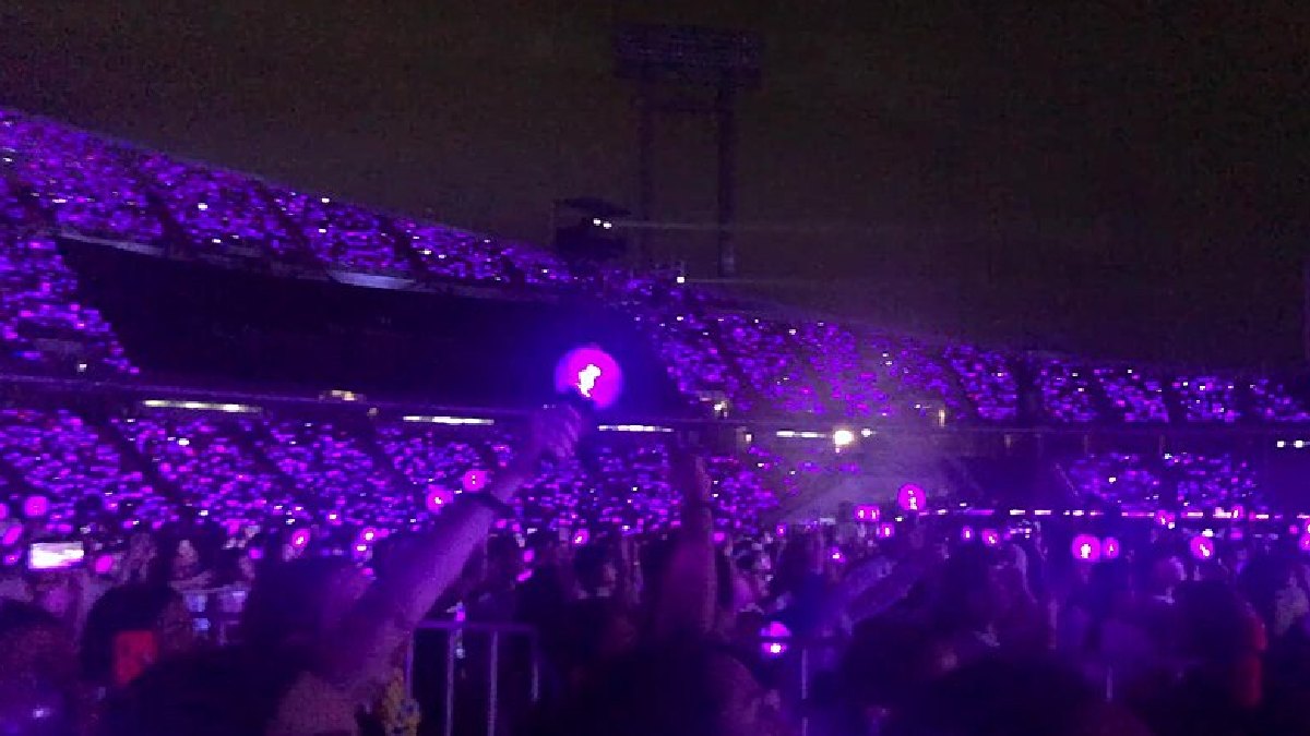 O termo "purple ocean" descreve o momento em que milhares de light sticks do fandom iluminam o estádio ao mesmo tempo, um ritual comum em shows do BTS (Foto: Chris Belison / Wikimedia Commons)