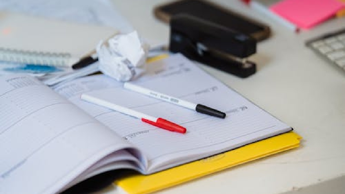 Objetos simples, como agenda e caneta, funcionam bem para representar a fase em que o hábito ainda depende de planejamento consciente e lembretes externos (Foto: Mizuno K / Pexels)