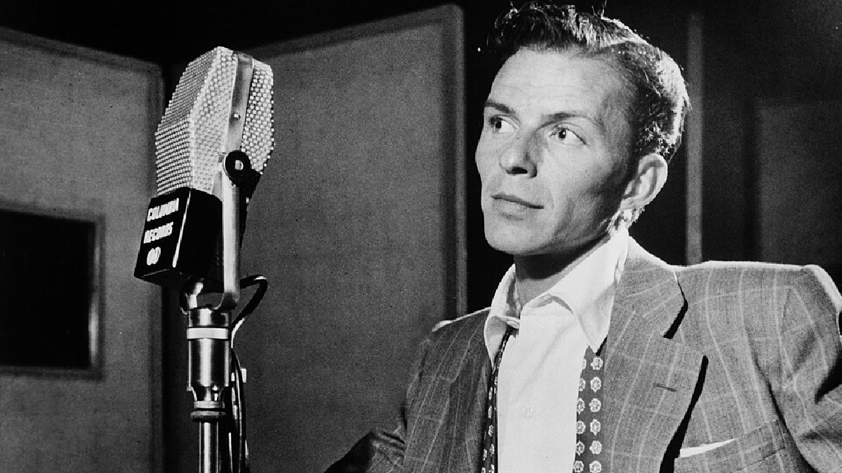 Retrato de Frank Sinatra na Liederkranz Hall, em Nova York, por volta de 1947, quando o cantor passou por sua ascensão meteórica na música americana (Foto: William P. Gottlieb / Wikimedia Commons)