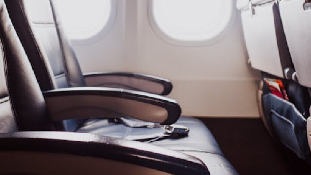 O apoio de braço e o limite do assento funcionam como fronteiras silenciosas entre passageiros que não se conhecem (Foto: K / Pexels)