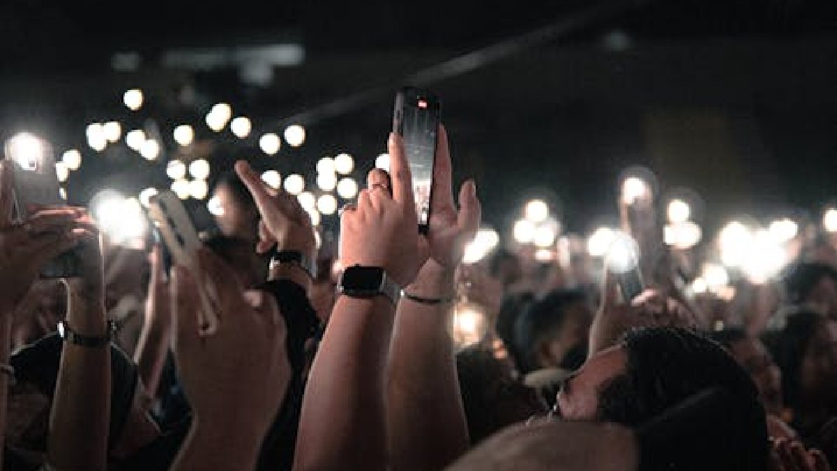 Acender o celular no meio da apresentação virou um gesto coletivo típico de plateias pop e k-pop (Foto: Nur Andi Ravsanjani Gusma / Pexels)