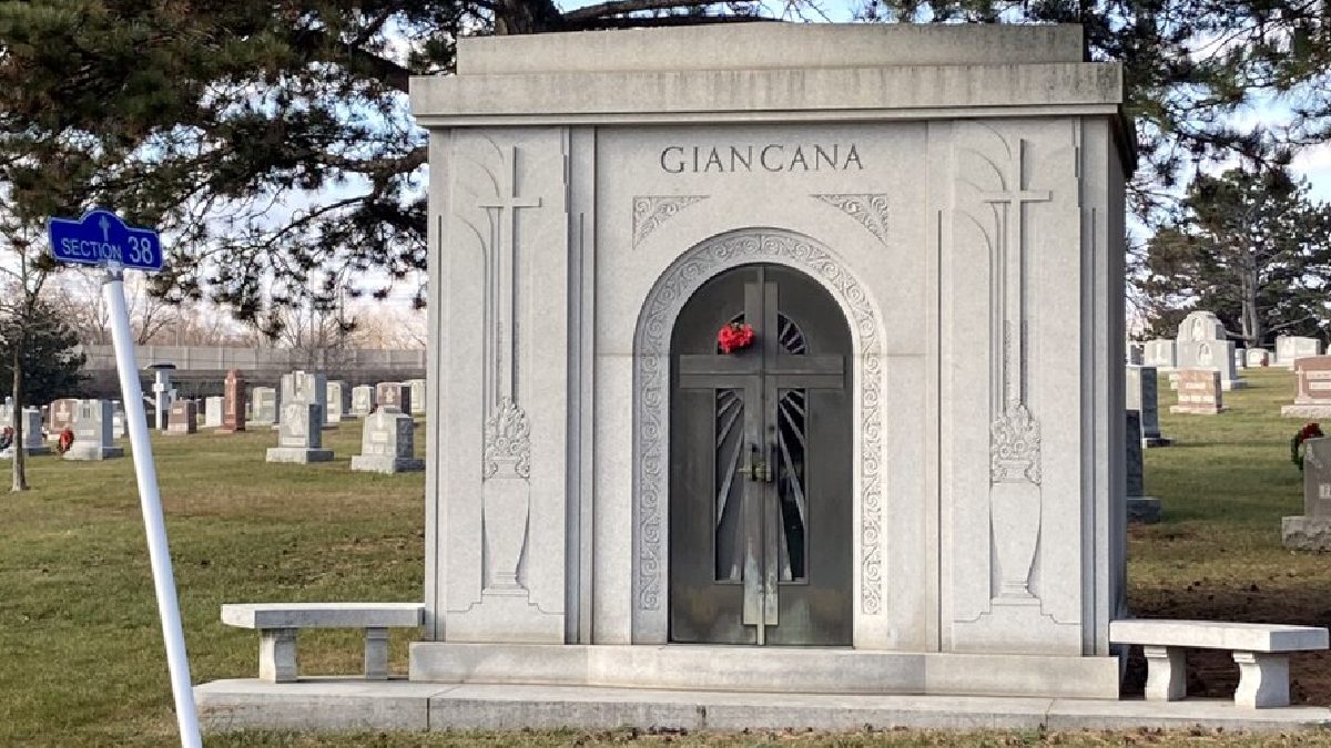 Dentre as figuras mafiosas mais associadas a Sinatra está o notório Sam Giancana. Além de menções em documentos do FBI com os irmãos Joseph e Charles Fischetti, os irmãos Anthony e Vito Giacalone e o círculo de Angelo Bruno, da Filadélfia (Foto: Nick Number / Wikimedia Commons)