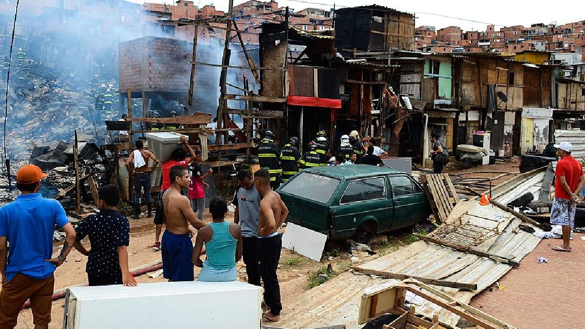 Em moradias precárias, o risco ambiental também entra na rotina; na imagem, casas destruídas por incêndio em Paraisópolis, na zona sul de São Paulo (Foto: Rovena Rosa/Agência Brasil / Wikimedia Commons)