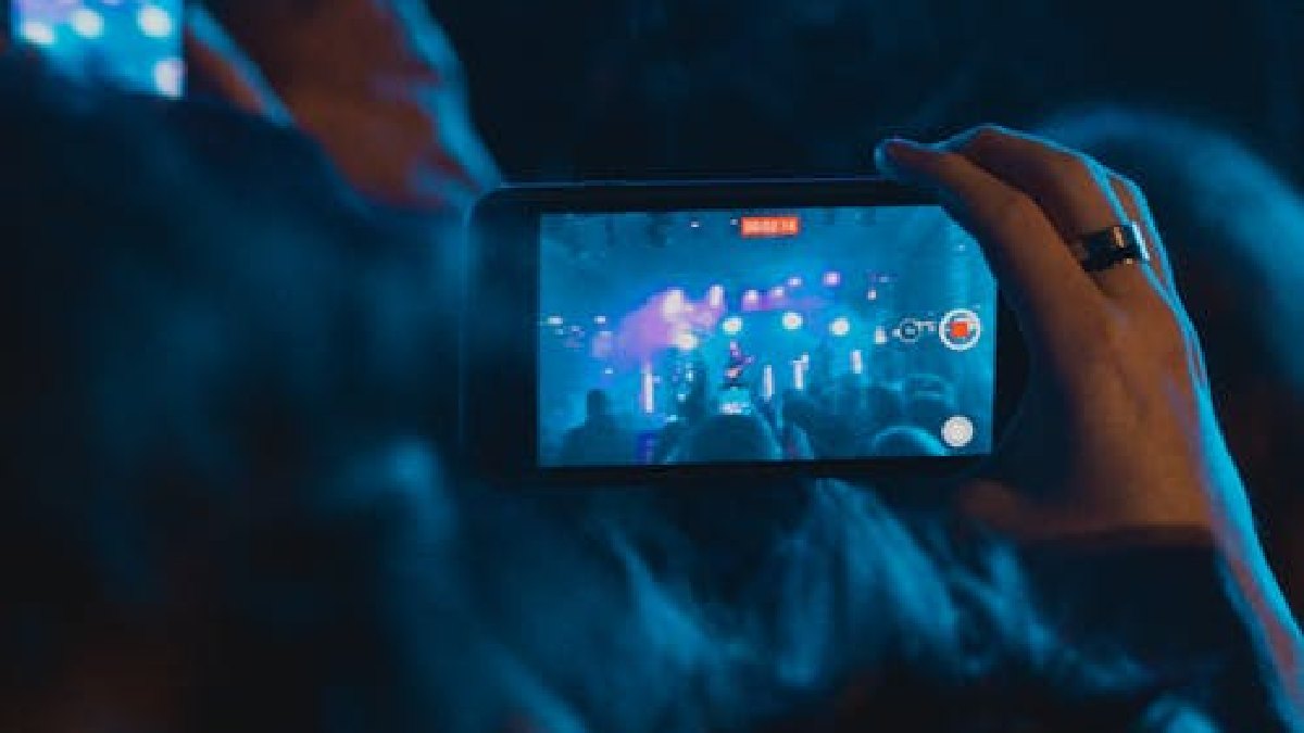 Gravar trechos do show pelo celular mistura lembrança pessoal, prova de presença e compartilhamento imediato nas redes (Foto: Görkem Cetinkaya / Pexels)