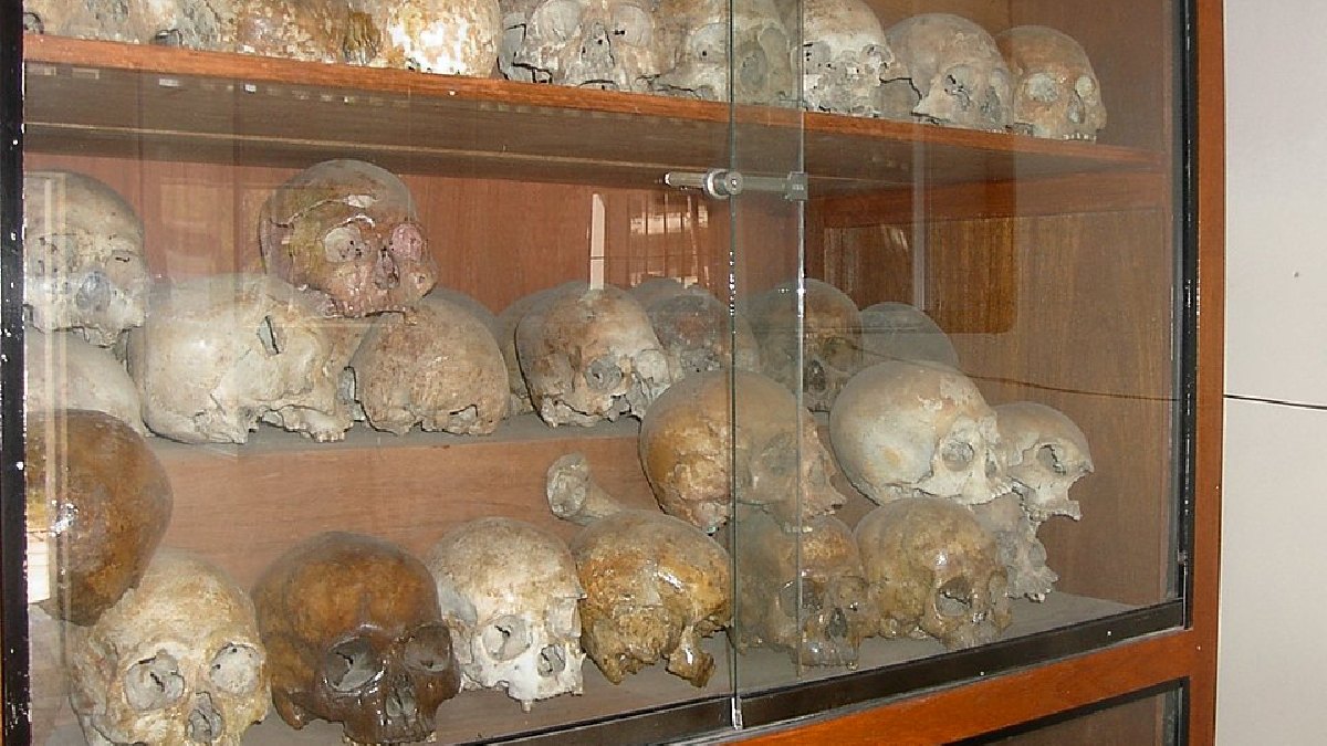 O Khmer Vermelho governou o Camboja entre 1975 e 1979, período em que quase 2 milhões de pessoas morreram por fome, trabalho forçado, perseguições e execuções (Foto: Adam Carr / Wikimedia Commons)