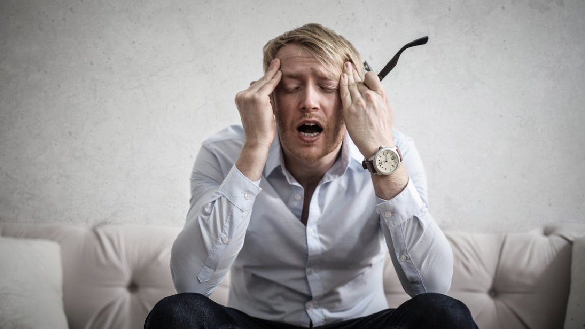 Carga alostática é o desgaste acumulado quando o corpo responde ao estresse repetidas vezes e não tem tempo suficiente para se recuperar (Foto: Andrea Piacquadio / Pexels)