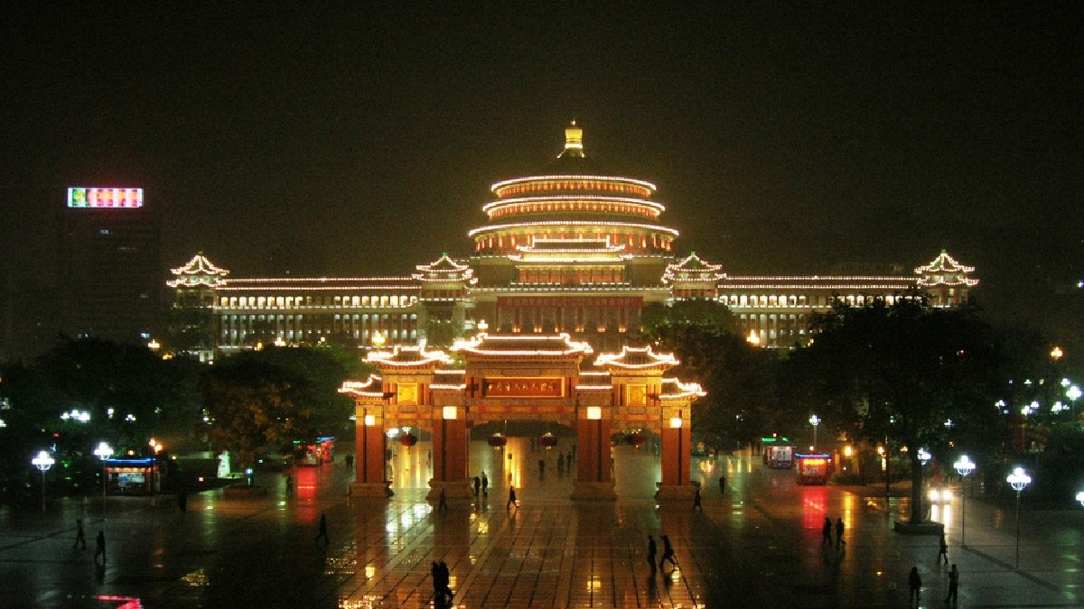 O Grande Salão do Povo de Chongqing é um dos marcos arquitetônicos da cidade, mesclando a arquitetura tradicional chinesa com características futurísticas e ocidentais (Foto: en:User:Harveychl / Wikimedia Commons)
