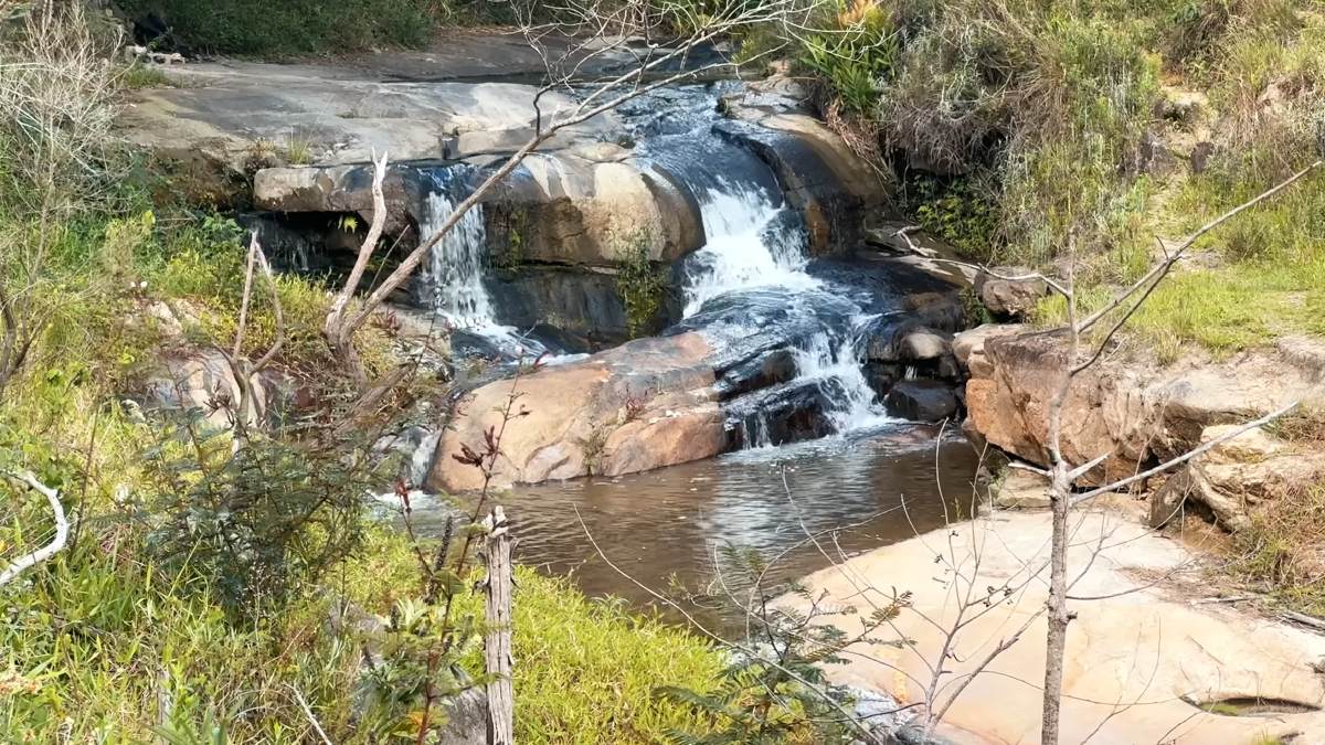 Para os amantes de turismo ecológico, existem diversas cachoeiras acessíveis, como a Cachoeira do Rio Manso, e cachoeiras maiores para quem desejar desbravar a serra (Foto: Reprodução / YouTube / Vamos Fugir Blog)