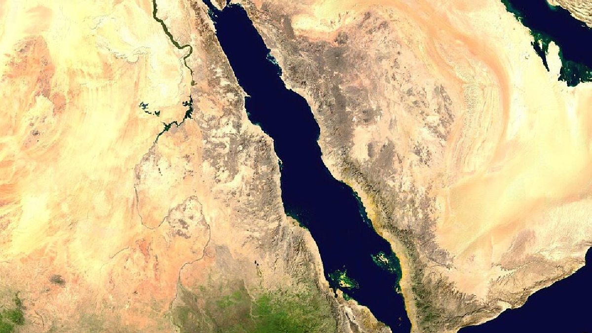 Um dos mares mais recentes a se formar a partir desse tipo de deriva foi o Mar Vermelho, vizinho do Rift Oriental, que surgiu a partir da divisão da Placa Núbia e a Placa Arábica (Foto: Wikimedia Commons)