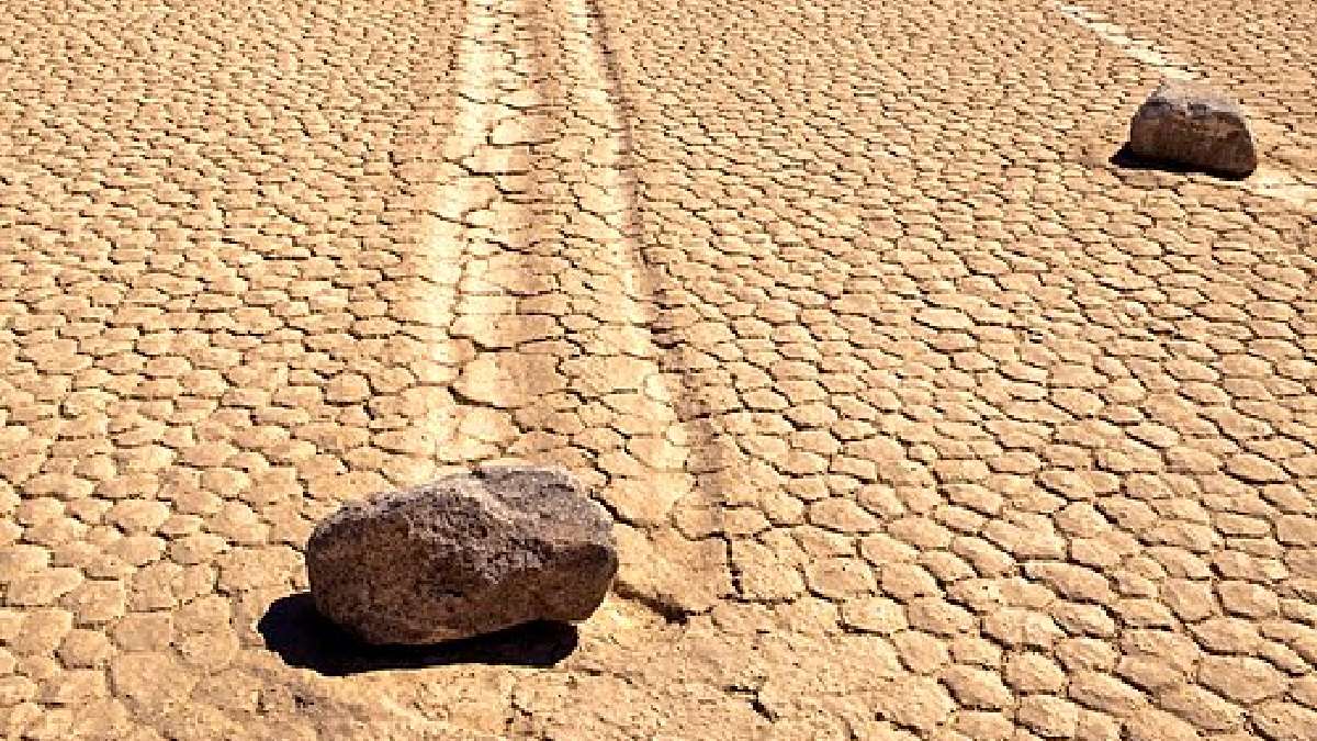 Pedra navegante em Racetrack Playa deixa um rastro longo no solo seco do Vale da Morte (Foto: Romain Guy / Wikimedia Commons)