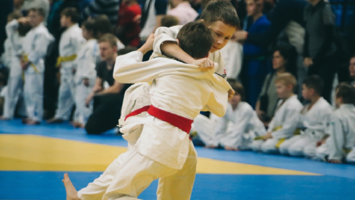 Kimono, faixa, toalha e proteções entram na mesma rotina de higiene do tatame, porque também podem participar da transmissão indireta (Foto: markuzsm / Pixabay)