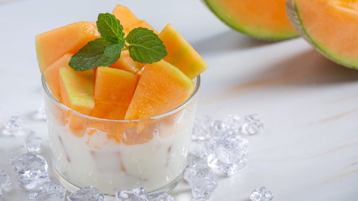 Desde saladas de fruta, até sorvetes simples, o mamão é uma fruta doce e versátil para diversas receitas saudáveis (Foto: Freepik)