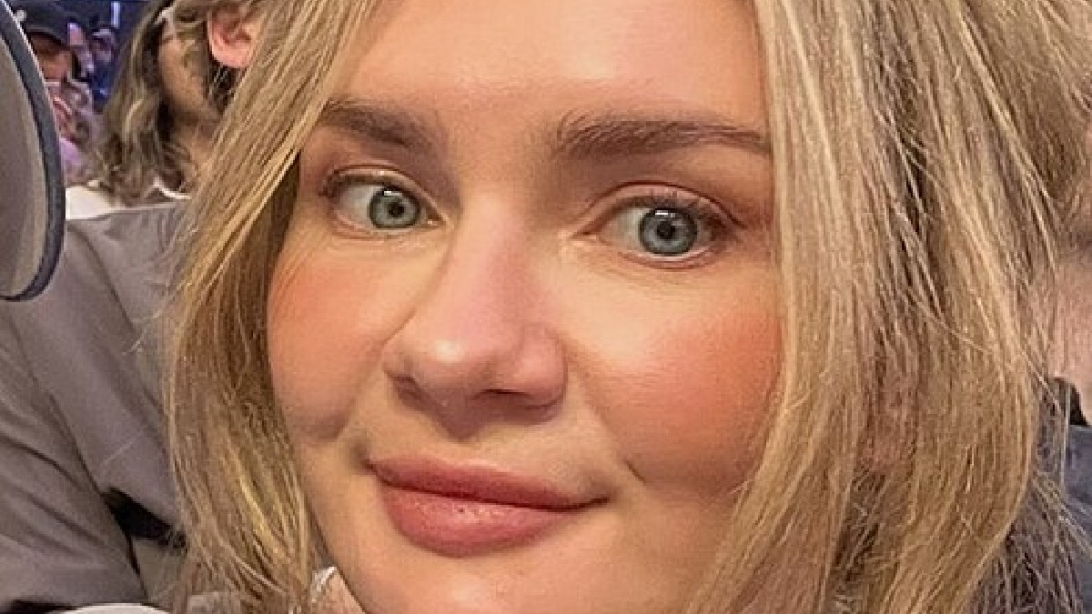 Anna Delvey em um jogo dos Knicks no Madison Square Garden, em Nova York (Foto: Hewertray44 / Wikimedia Commons)