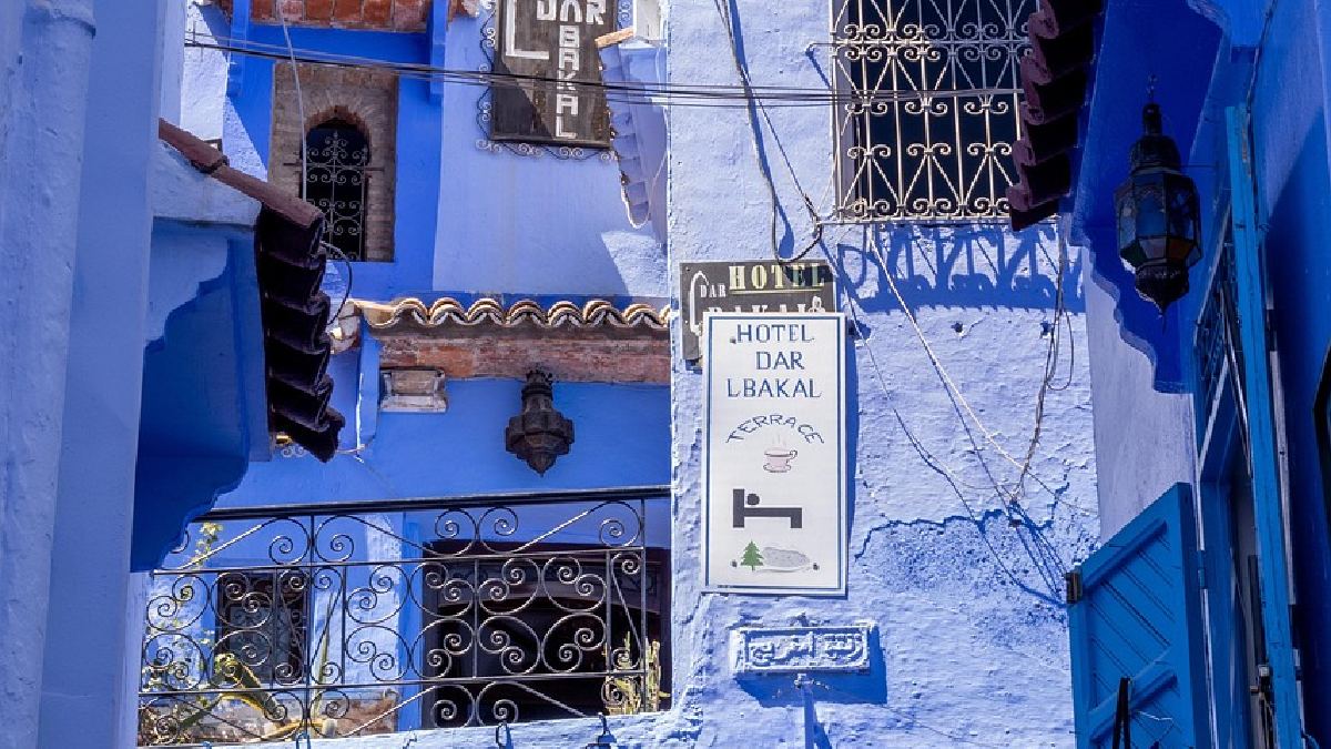 O comércio local aparece nas vielas com tecidos, tapetes, cerâmicas e objetos tradicionais vendidos em pequenos pontos da medina (Foto: hnhiri / Pixabay)