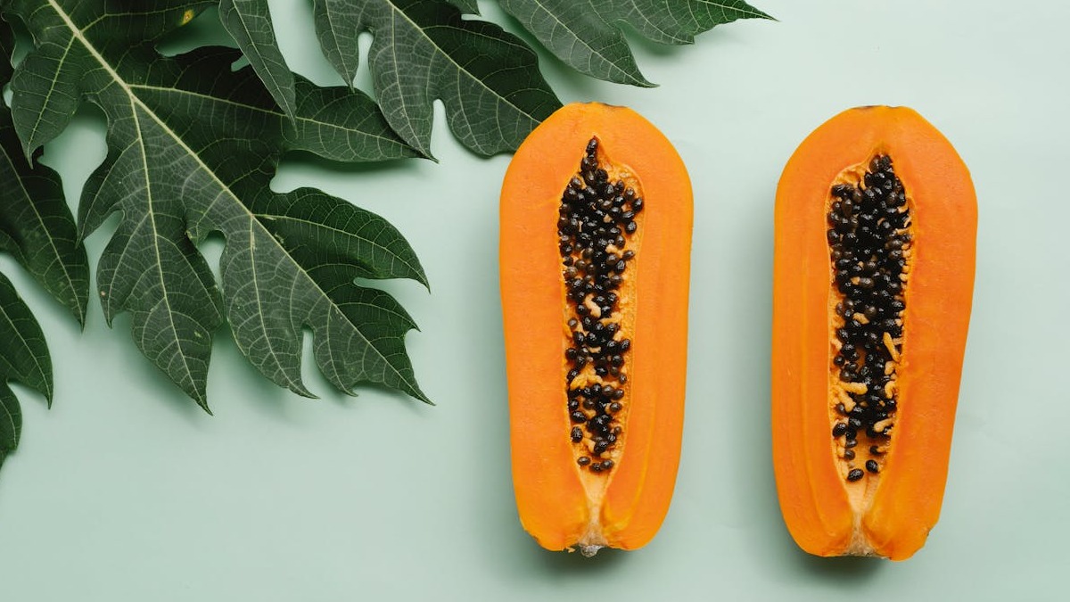 O consumo indicado é quando a cor laranja intensa da polpa aparece, indicando que ele está na fase madura (Foto: Any Lane / Pexels)
