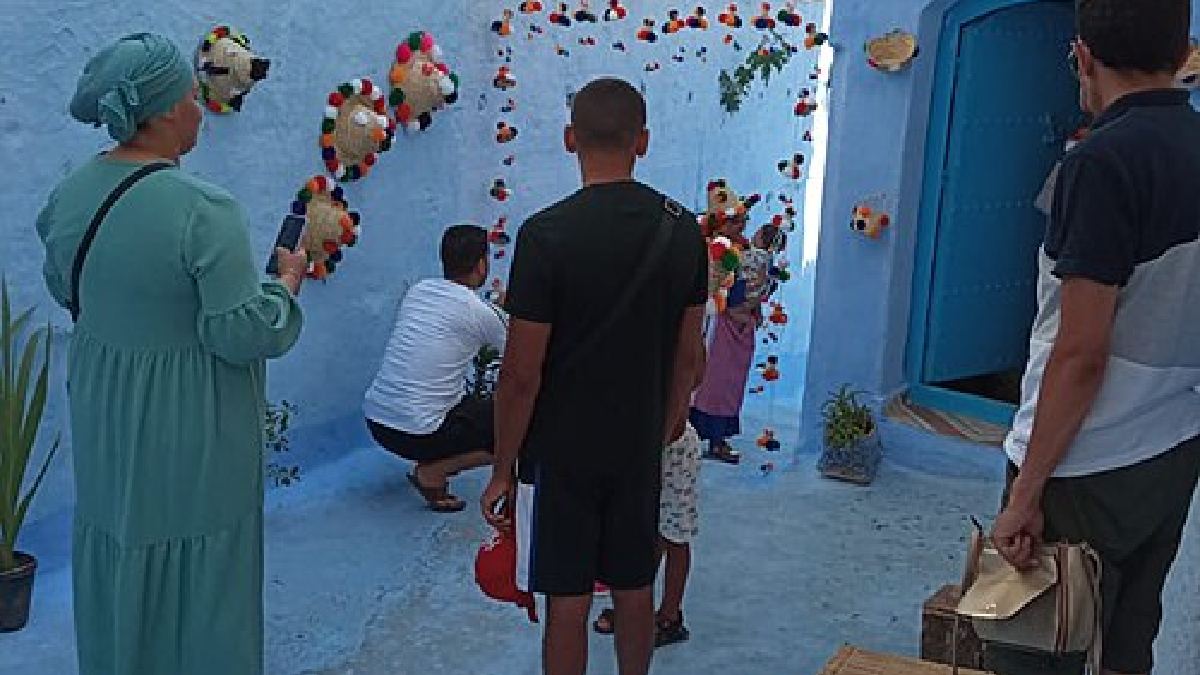A pintura azul virou parte da identidade local, embora a origem exata da tradição ainda reúna versões religiosas, climáticas e populares (Foto: Ayoubazankod / Wikimedia Commons)