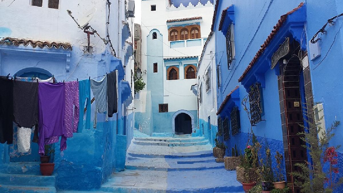 As vielas estreitas da medina concentram paredes, portas e escadarias pintadas em variações de azul-claro, anil e turquesa (Foto: Allenfleming / Wikimedia Commons)