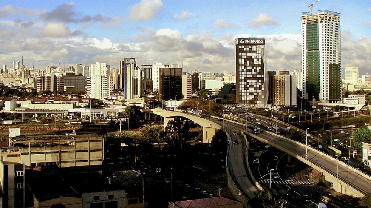 O trecho urbano do Rio Pinheiros virou símbolo da degradação hídrica em São Paulo e concentra a imagem mais conhecida da crise ambiental da cidade (Foto: Gaf.arq / Wikimedia Commons)