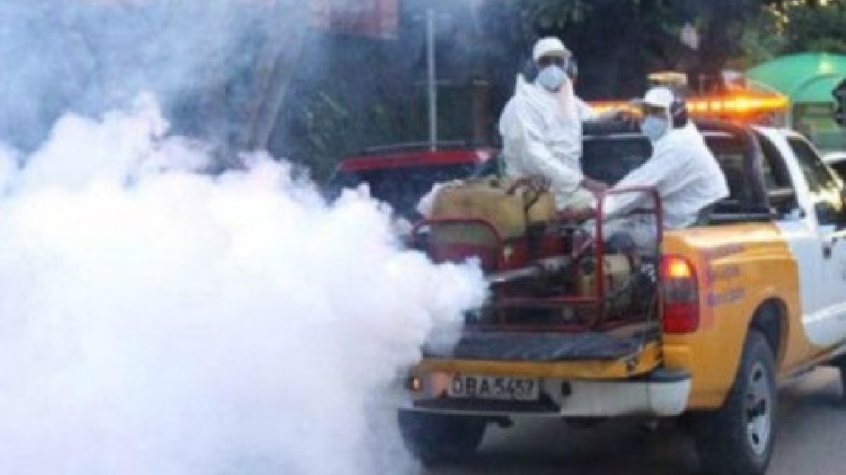por exemplo, o envio do chamado fumaceiro, um veículo que dispersa veneno na região para conter possíveis pragas urbanas (Foto: Prefeitura de Itajobi)
