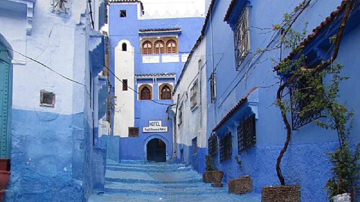 Chefchaouen fica nas montanhas Rif, no norte do Marrocos, e ganhou fama internacional pelas construções em tons de azul (Foto: Bikerhiker75 / Wikimedia Commons)