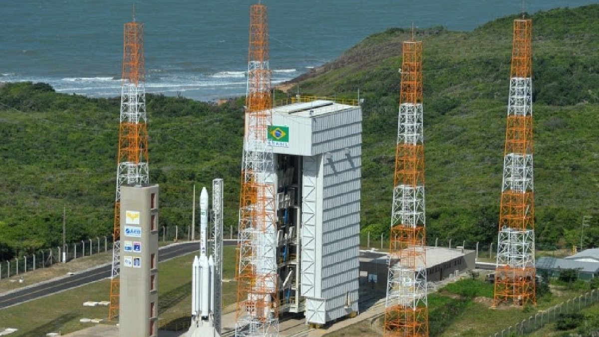 Sítio de lançamento do CLA com a TMI recuada e o VLS (Foto: Agência Espacial Brasileira)