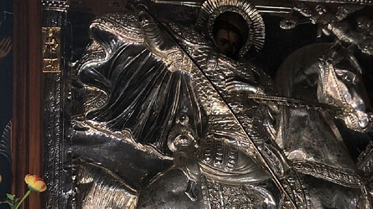 Na iconografia cristã, São Jorge aparece como guerreiro montado e armado, imagem que sustenta a associação simbólica entre o santo e a planta no imaginário popular (Foto: Nina1009 / Wikimedia Commons)