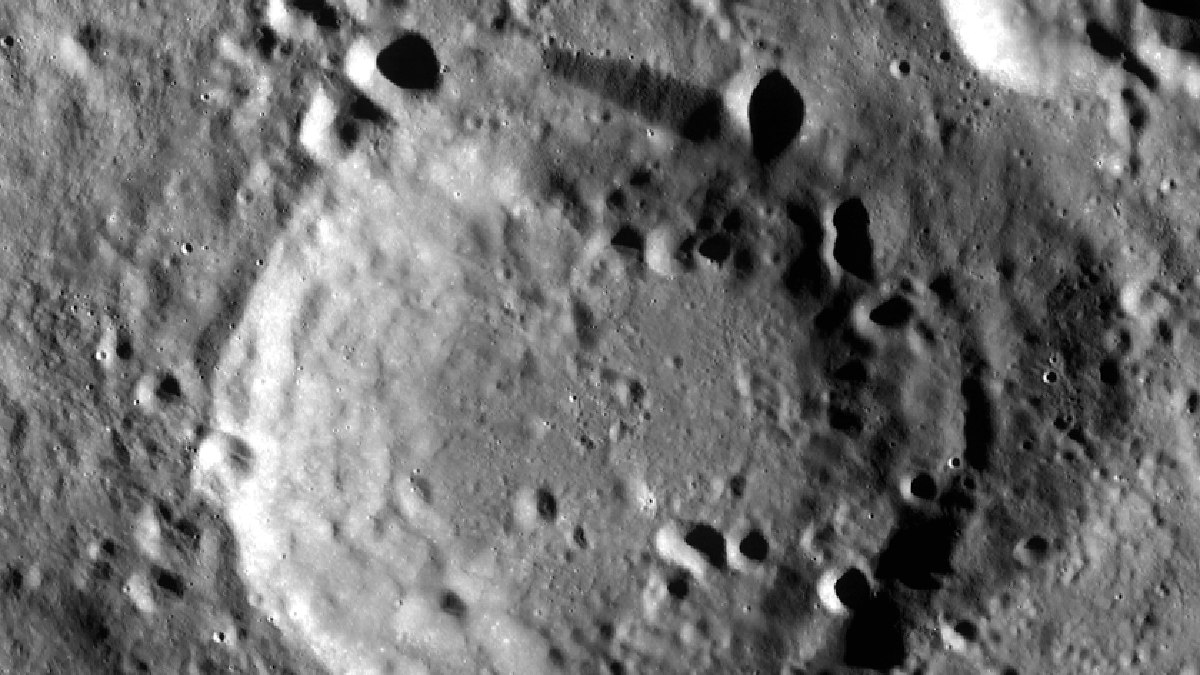 Mosaico da cratera Adams reúne imagens da Lunar Reconnaissance Orbiter em uma área de 100 por 100 quilômetros (Foto: NASA / Wikimedia Commons)
