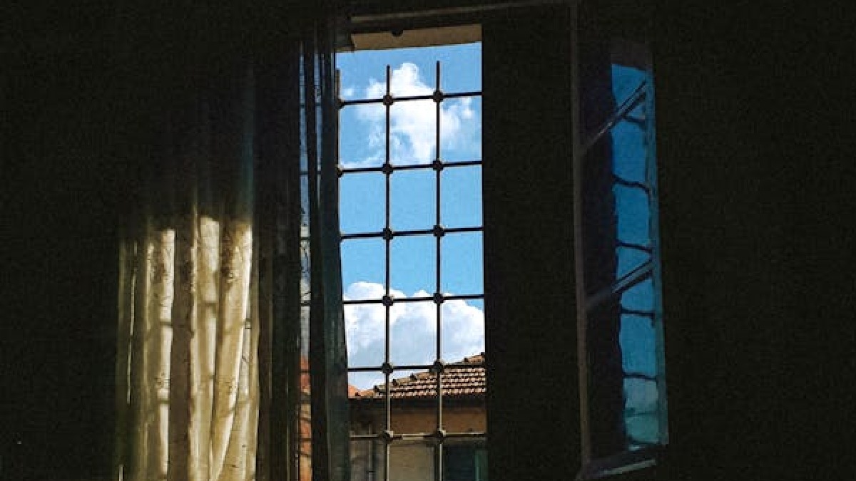 Quartos fechados por muitas horas concentram vapor e tendem a amanhecer com mais água no vidro em dias frios (Foto: asap jpeg / Pexels)