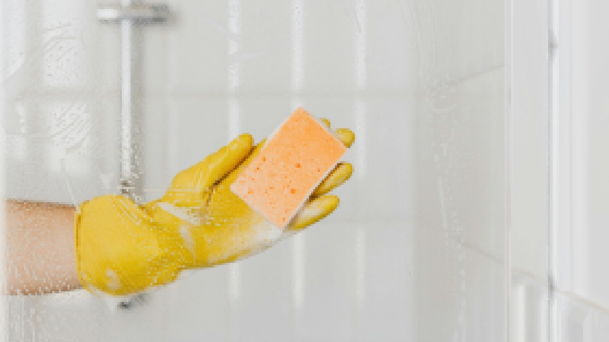 Box fechado e banho quente elevam o vapor no ambiente, sobretudo quando a ventilação é fraca (Foto: Pexels)
