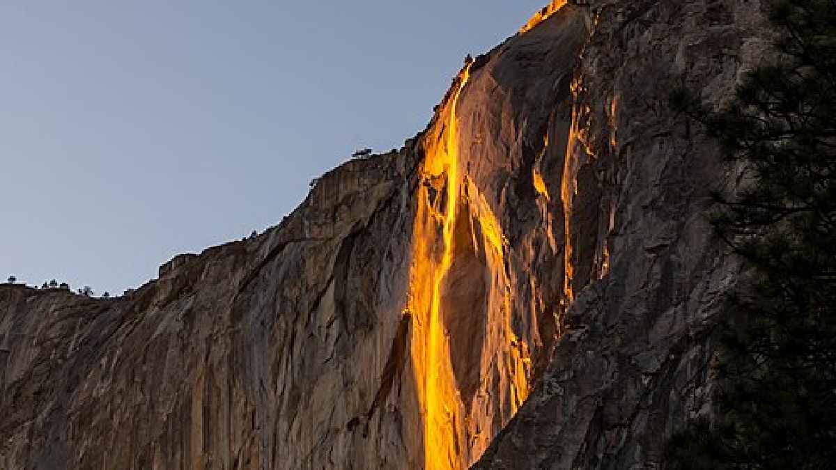 A cachoeira de El Capitan aparece iluminada como lava, embora o fenômeno seja produzido apenas pela luz solar (Foto: Matthew Dillon / Wikimedia Commons)
