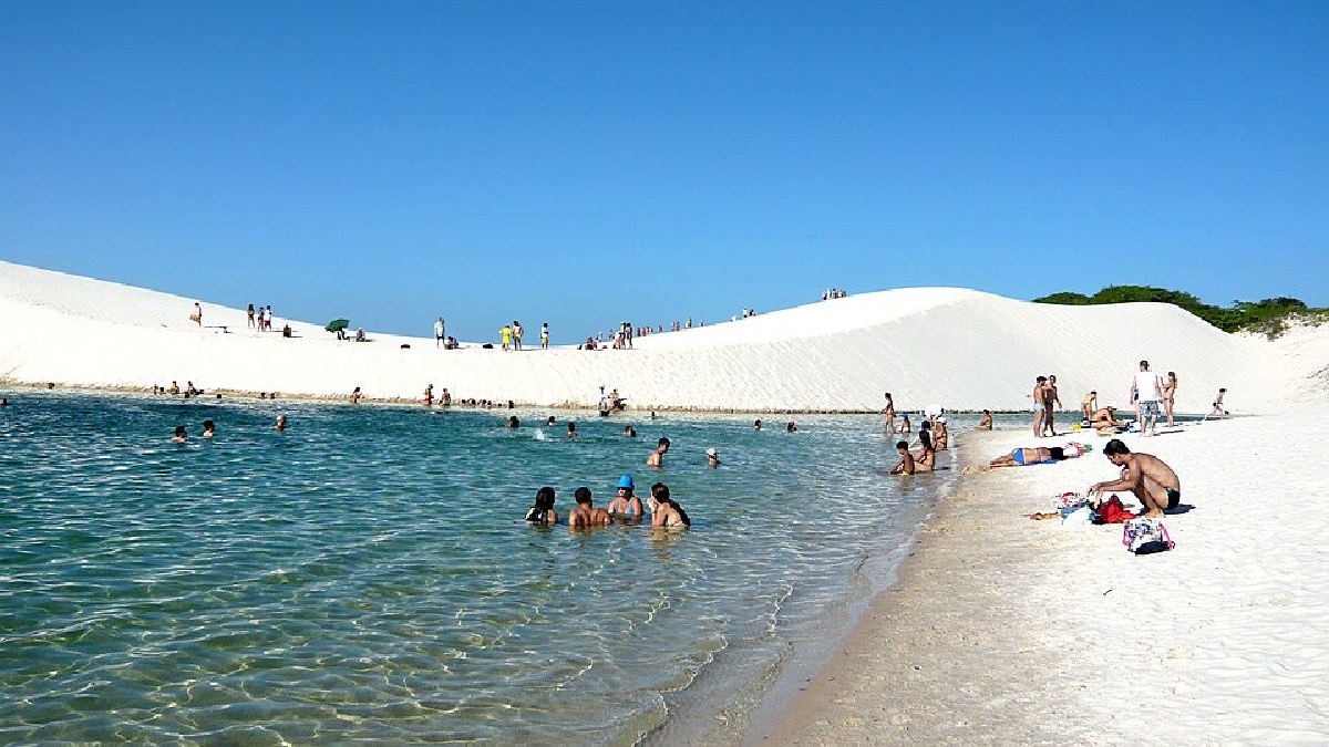 Visitantes tomam banho em Barreirinhas, uma das principais portas de entrada para os Lençóis Maranhenses (Foto: LBM1948 / Wikimedia Commons)