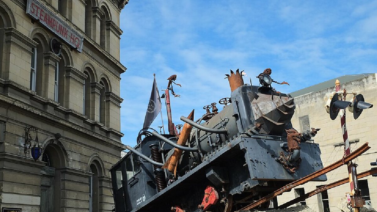 O Steampunk HQ é o coração da cultura steampunk na cidade e um dos principais cartões-postais (Foto: Pseudopanax / Wikimedia Commons)