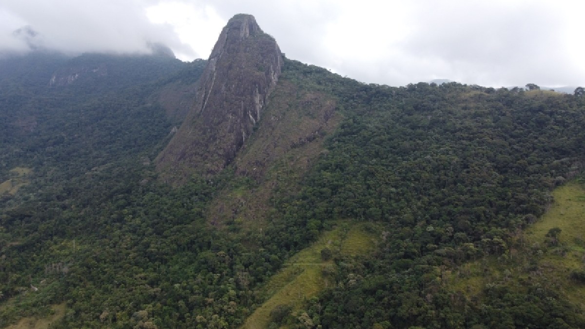 Pedra do Caxambu delimitada pela névoa serrana (Foto: Prefeitura de Arapeí)