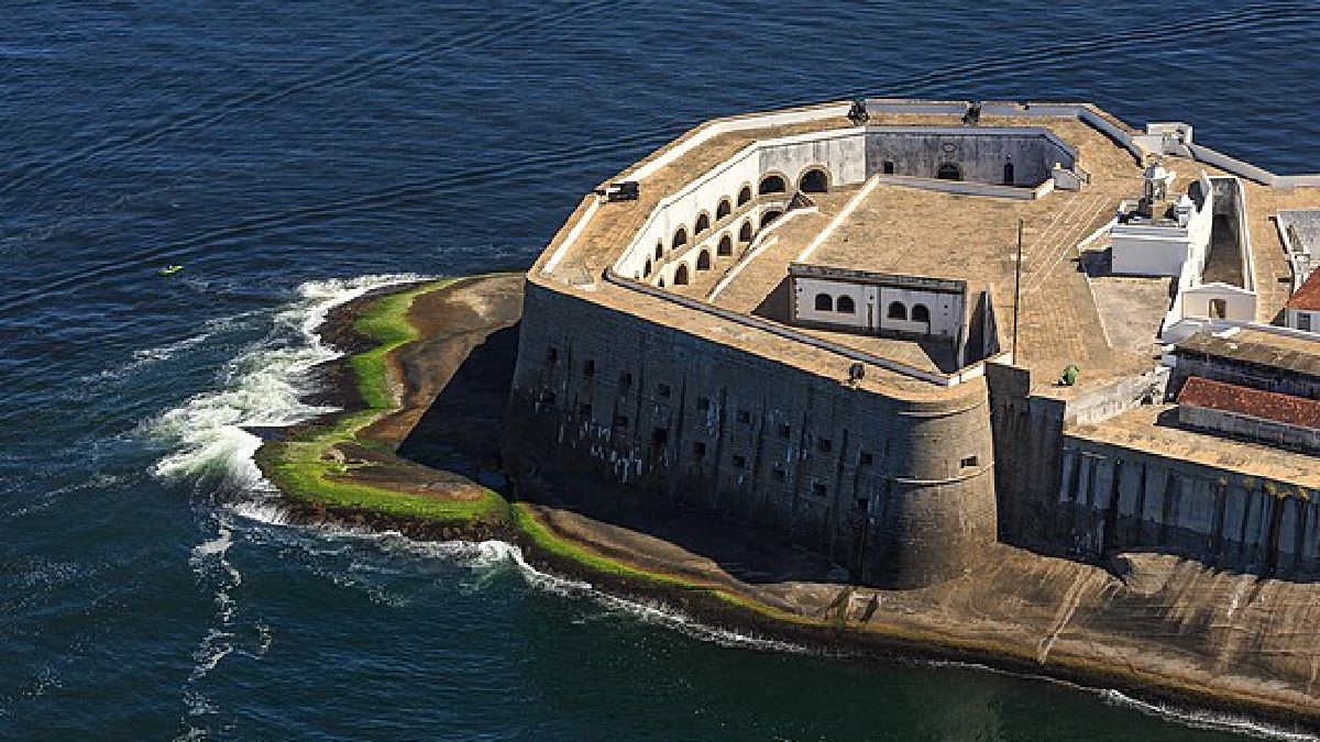Fortaleza, cujas origens remontam a 1555, foi decisiva na história do Rio de Janeiro, atuando como um baluarte das forças nacionais contra as tentativas de invasões holandesas ocorridas em 1624 (Foto: Diego Baravelli / Wikimedia Commons)