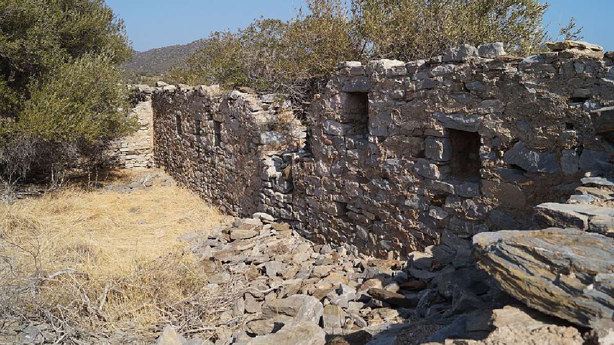 Monastério arruinado em Agios Athanasios (Foto: Schuppi / Wikimedia Commons)
