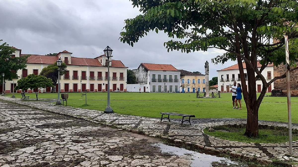 A Praça Matriz é o ponto de partida para quem deseja explorar Alcântara (Foto: Ridiculopathy / Wikimedia Commons)